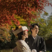鎌倉 和装 T様・M様 2021.12.20 赤く色づく紅葉の下で、白無垢と角隠しの新婦と黒紋付袴の新郎が並ぶ妙本寺の白無垢前撮り