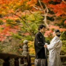 鎌倉 和装 A様・Y様 2021.12.07 妙本寺の紅葉に囲まれた橋で、手を取り向かい合う白無垢の新婦と黒紋付袴の新郎の白無垢前撮り