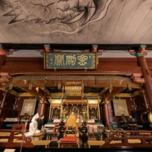日光 和装 M様・M様 2022.08.29 天井画と仏壇のある立木観音の堂内で、祭壇の前に座る白無垢姿の新婦と黒紋付姿の新郎