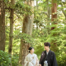 鎌倉 和洋装 K様・K様 2021.05.24 妙本寺の新緑に囲まれた小径を、白無垢の新婦と黒紋付袴の新郎が手を取り合って歩く鎌倉和装前撮り