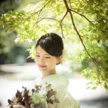 鎌倉 和洋装 K様・K様 2021.05.24 新緑から差し込む柔らかな光の下で、ドライフラワーのブーケを持つ白無垢姿の新婦の鎌倉和装前撮り