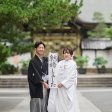 鎌倉 和装 B様・A様 2025.07.12 建長寺の境内で「結婚しました」と書かれたボードを持ち、白無垢の新婦と黒紋付袴の新郎が並ぶ鎌倉和装前撮り