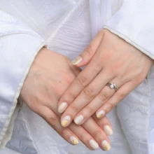 鎌倉 和装 B様・A様 2025.07.12 白無垢の袖の上で重ねた新婦の手元と、結婚指輪や金色のネイルを写したクローズアップ