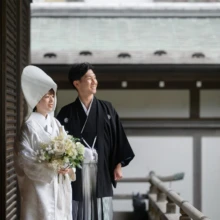 鎌倉 和装 B様・A様 2025.07.12 建長寺の木造回廊で、白いブーケを持つ綿帽子と白無垢の新婦に黒紋付袴の新郎が寄り添う