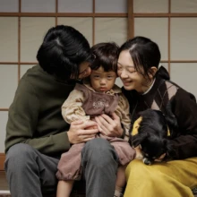 ペット・家族写真 T様 2025.10.24 鎌倉の古民家スタジオの縁側で、両親が幼い子どもを囲み、黒白の愛犬も寄り添う家族全員の記念撮影