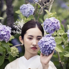 鎌倉 和装 O様・S様2026.06.26 鎌倉・檑亭で、白無垢姿の花嫁が淡紫の紫陽花に手を添え、花越しに正面を見つめる6月の和装前撮り