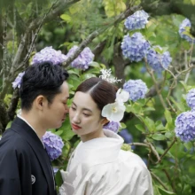 鎌倉 和装 O様・S様2026.06.26 青紫の紫陽花が咲く鎌倉・檑亭で、黒紋付の新郎と白無垢の花嫁が額を寄せ、目を閉じる和装前撮り