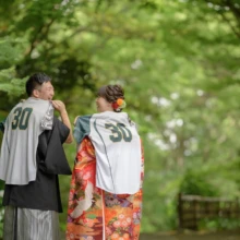 鎌倉 和装 M様・H様 2021.06.02 背番号30の野球ユニフォームを和装の上に羽織り、新緑の小径で向かい合う新郎新婦の鎌倉和装前撮り