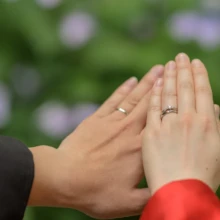 鎌倉 和装 M様・H様 2021.06.02 紫陽花を背景に重ねた新郎新婦の手元と、それぞれの結婚指輪を大きく捉えた鎌倉フォトウェディング