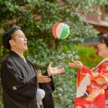 鎌倉 和装 M様・H様 2021.06.02 新緑の庭で色鮮やかな紙風船を投げ合い、笑顔を見せる色打掛の新婦と黒紋付袴の新郎の鎌倉前撮り
