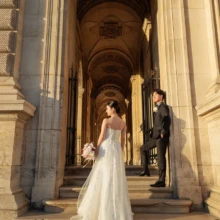パリで夏に撮影した洋装前撮り パリでウェディングドレスを着用した新婦とタキシードを着用した新郎が遠くを見つめて写る洋装ウェディングフォト