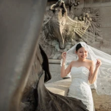 パリで夏に撮影した洋装前撮り パリでウェディングドレスを着用した新婦がベールをかぶって写る洋装ソロショット