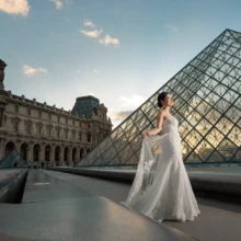 パリで夏に撮影した洋装前撮り パリでウェディングドレスを着用した新婦が一人で写る洋装ソロショット