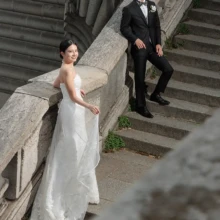 パリで夏に撮影した洋装前撮り パリでウェディングドレスを着用した新婦とタキシードを着用した新郎が笑顔で写る洋装ウェディングフォト