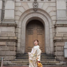 馬車道の歴史的建築を背景に、華やかな色打掛姿を美しく残した和装ウェディングフォト|縁グラフィの姉妹ブランドLuca 横浜・馬車道の神奈川県立歴史博物館を背景に、華やかな色打掛とブーケを合わせた花嫁の和装ウェディングフォト