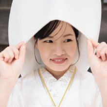 建長寺で綿帽子をまとった花嫁の、上品で愛らしい和装ウェディングフォト|縁グラフィの姉妹ブランドLuca 建長寺で白無垢と綿帽子をまとった花嫁の笑顔を写した和装ウェディングフォト