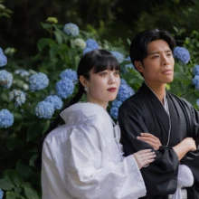 初夏の三溪園に咲く紫陽花に囲まれて。白無垢と黒紋付で残す、季節感あふれる和装フォトウェディング|縁グラフィの姉妹ブランドLuca 横浜・三溪園の紫陽花を背景に、白無垢姿の花嫁と黒紋付姿の新郎が並ぶ和装ウェディングフォト
