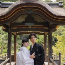 三溪園の趣ある橋で寄り添うふたり。歴史的建築と日本庭園の美しさを活かした、上品な和装フォトウェディング|縁グラフィの姉妹ブランドLuca 横浜・三溪園の歴史ある橋を背景に、白無垢姿の花嫁と黒紋付姿の新郎が寄り添う和装ウェディングフォト