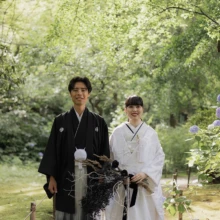 やわらかな木漏れ日と紫陽花が彩る三溪園。初夏の豊かな自然の中で残す、白無垢と黒紋付の和装フォトウェディング|縁グラフィの姉妹ブランドLuca 横浜・三溪園の新緑と紫陽花を背景に、白無垢姿の花嫁と黒紋付姿の新郎が並ぶ和装ウェディングフォト