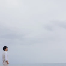由比ヶ浜の広い空と海を生かして残す、新郎のナチュラルなソロショット|縁グラフィの姉妹ブランドLuca 由比ヶ浜の海と広い空を背景に佇む新郎のウェディングフォト