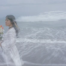 由比ヶ浜の波と花嫁の姿を重ねた、幻想的な多重露光のウェディングフォト|縁グラフィの姉妹ブランドLuca 由比ヶ浜の波と重ねるように多重露光で表現した、ブーケを持つ花嫁のウェディングフォト