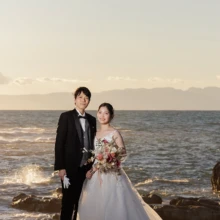 鎌倉・葉山海岸で秋に撮影した洋装前撮り 鎌倉・葉山海岸でウェディングドレスを着用した新婦とタキシードを着用した新郎がブーケを持って写る洋装前撮り