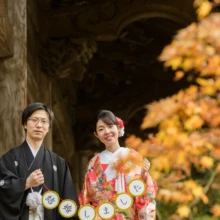 鎌倉和洋装S様・S様 2019.12.23 紅葉する寺院の回廊で、「結婚しました」のガーランドを掲げる色打掛の新婦と黒紋付袴の新郎