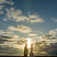 鎌倉和洋装S様・S様 2019.12.23 夕日の光を二人の間に重ね、海辺で向かい合う新郎新婦をシルエットで捉えた鎌倉洋装前撮り
