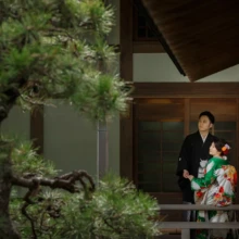 鎌倉 和装 T様・U様 2020.09.29 松の枝越しに望む光明寺の回廊で、色打掛の新婦に黒紋付袴の新郎が寄り添う姿