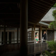 鎌倉 和装 T様・U様 2020.09.29 光明寺の長い回廊と木造建築を広く取り入れ、色打掛の新婦と黒紋付袴の新郎が並ぶ引きの構図