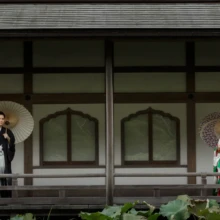 鎌倉 和装 T様・U様 2020.09.29 光明寺の回廊で距離を取って向かい合い、それぞれ和傘を差す色打掛の新婦と黒紋付袴の新郎