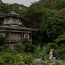 鎌倉 和装 T様・U様 2020.09.29 手入れされた庭園と歴史ある建築が広がる光明寺で、色打掛の新婦と黒紋付袴の新郎が並ぶ遠景