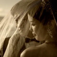 鎌倉和洋装 Y様・Y様 2026.08.08 ベールに包まれて寄り添う新郎新婦の横顔を朝の光で捉えた、七里ヶ浜での鎌倉洋装前撮り