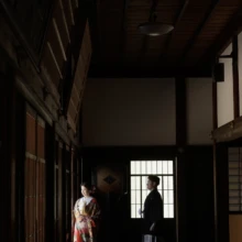 鎌倉和洋装 Y様・Y様 2026.08.08 円覚寺の歴史ある建物の室内で向かい合う色打掛姿の花嫁と和装の新郎、明暗を生かした鎌倉和装前撮り