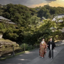 鎌倉和洋装 Y様・Y様 2026.08.08 夏の新緑に囲まれた円覚寺の境内を歩く色打掛姿の花嫁と和装の新郎、自然豊かな鎌倉和装前撮り