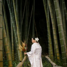 鎌倉 和装 M様・M様 2020.09.18 深い竹林の小道に立ち、秋色のブーケを手に横を向く白無垢姿の新婦の全身