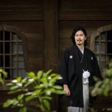 鎌倉 和装 M様・M様 2020.09.18 鎌倉の歴史ある木造建築を背景に、黒紋付羽織袴を着た新郎が一人で佇む和装前撮り
