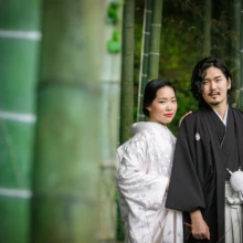 鎌倉 和装 M様・M様 2020.09.18 竹林の間から望む白無垢の新婦と黒紋付袴の新郎が、背中合わせで寄り添う姿