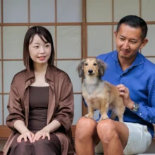 ペット・家族写真 K様 2025.10.13 古民家スタジオの縁側に座る男女と、男性の膝の上で立つロングコートダックスフンドの家族撮影