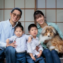 ペット・家族写真 K様 2025.11.02 鎌倉の古民家の縁側で、両親と幼い兄弟、長毛の愛犬が肩を寄せて並ぶ家族撮影の記念カット
