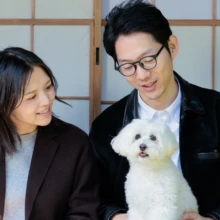 ペット・家族写真 H様 2025.11.15 古民家スタジオの縁側に座る夫婦と、男性の膝の上で正面を向く白い小型犬の家族撮影