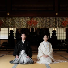 鎌倉 和装 T様・K様 2026.04.05 円覚寺の荘厳な堂内で、黒紋付袴の新郎と白無垢の新婦が畳の上に正座する鎌倉和装前撮り