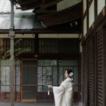 鎌倉 和装 T様・K様 2026.04.05 円覚寺の木造回廊で、白無垢の両袖を広げて振り返る新婦を一人で収めた鎌倉白無垢前撮り