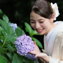 鎌倉 和装 I様・Y様 2026.07.05 妙本寺のアジサイに手を添え、白無垢と白い花の髪飾りで微笑む新婦の鎌倉和装前撮り