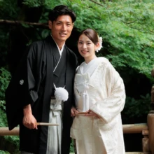 鎌倉 和装 I様・Y様 2026.07.05 妙本寺の新緑を背景に、白無垢の新婦と黒紋付袴の新郎が肩を寄せて正面を向く鎌倉前撮り